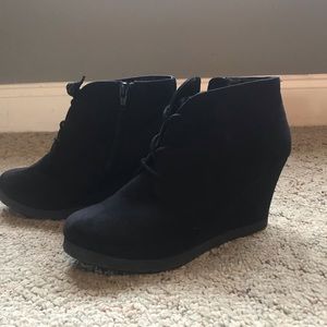 Very cute and comfy black wedge bootie